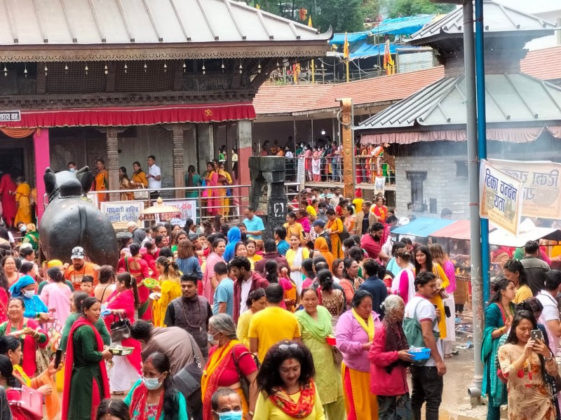 भक्तपुरका शिव मन्दिरमा साँझसम्मै घुइँचो, दर्शनार्थीका कारण यातायात प्रभावित